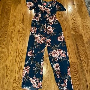 Xhilaration floral jumpsuit Medium NWT flutter sleeve Easter spring